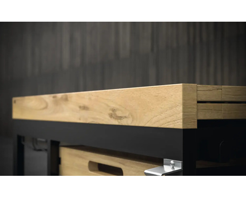 Detaljvy av en arbetsbänk med träskiva och låda