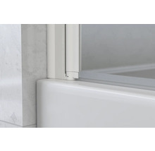 Detaljbild av badkarsvägg med ram och glas