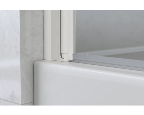 Detaljbild av badkarsvägg med ram och glas