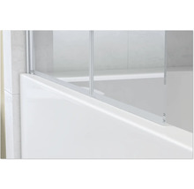 Detaljvy av ett badkar med badkarsvägg av glas