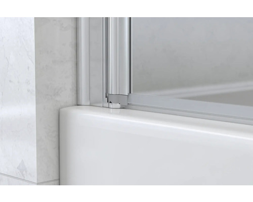 Detalj av duschkabin med aluminiumram och badkar.