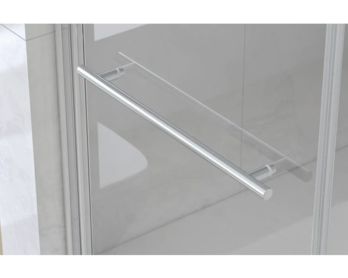Detaljvy av en duschkabin med metallhandtag