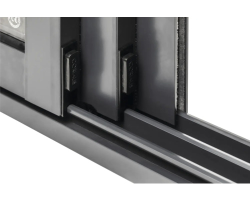 Detaljvy av ett skjutfönster med lås