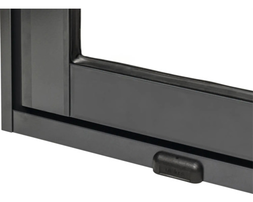 Detaljvy av en fönsterkarm med fönsterhandtag