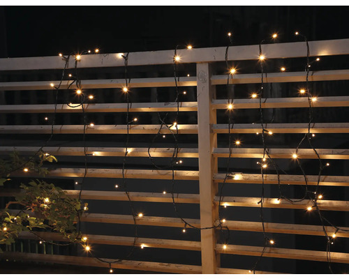 Dekorativ ljusslinga fäst vid ett staket