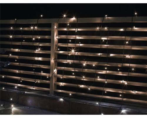 Ljusslinga med hängande trådar på ett räcke