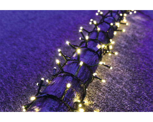 Ljusslinga med lysande lampor lindad runt en gren