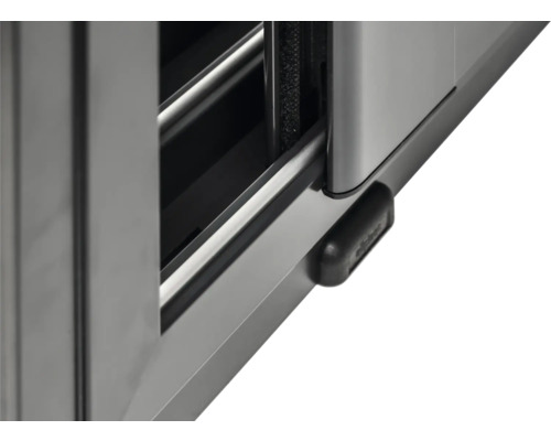 Detaljvy av skjutdörr med handtag