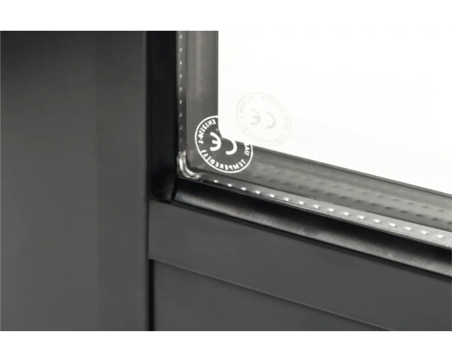 Detaljvy av ett fönster med CE-märkning, vilket bekräftar överensstämmelse med europeiska säkerhetsstandarder.