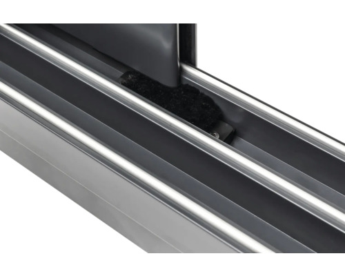 Detaljbild av aluminiumprofilen på en skjutdörr med tätning