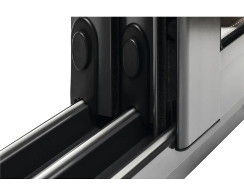 Detaljvy av en skjutdörr med skena och handtag