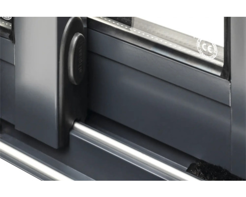 Detaljvy av ett skjutfönster med handtag och CE-märkning