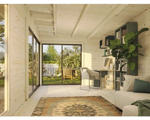 Interiörbild av ett trädgårdshus med skrivbord, hyllor och sittgrupp