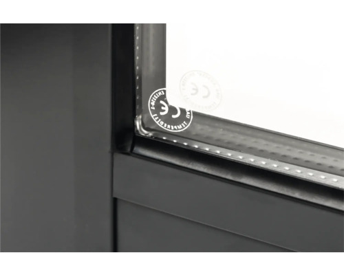 Detaljvy av ett fönster med CE-märkning, vilket bekräftar att produkten uppfyller EU:s krav.