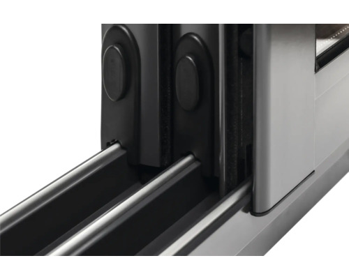 Detaljvy av ett skjutdörrssystem med styrskenor