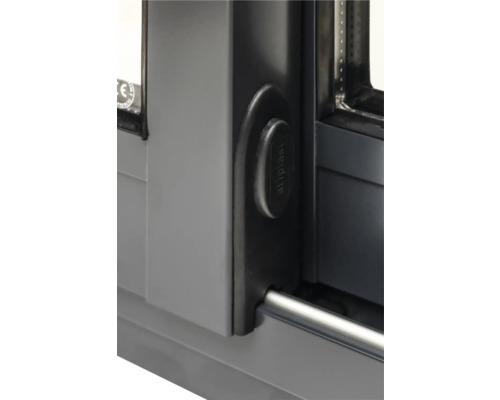 Detaljerad vy av ett fönsterhandtag på en fönsterkarm