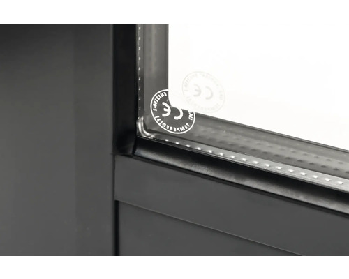 Närbild av ett fönster med CE-märkning, vilket bekräftar överensstämmelse med säkerhetsstandarder.