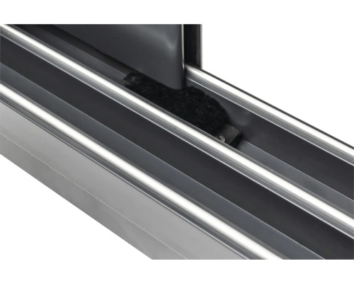 Detaljvy av en skjutdörrsskena i metall