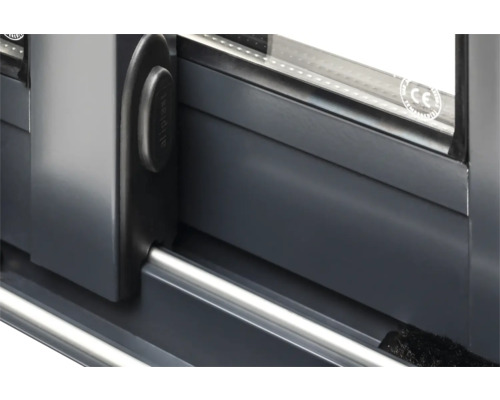 Detaljvy av ett skjutbart fönster med handtag och CE-märkning.