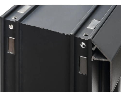 Detaljvy av en svart aluminiumprofil med skruvar och magneter