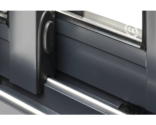 Detalj av ett skjutbart aluminiumfönster med handtag och CE-märkning