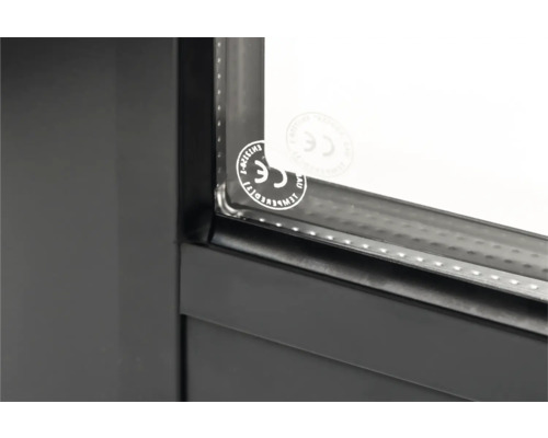 Detaljvy av ett fönster med CE-märkning för överensstämmelse med säkerhetsstandarder.