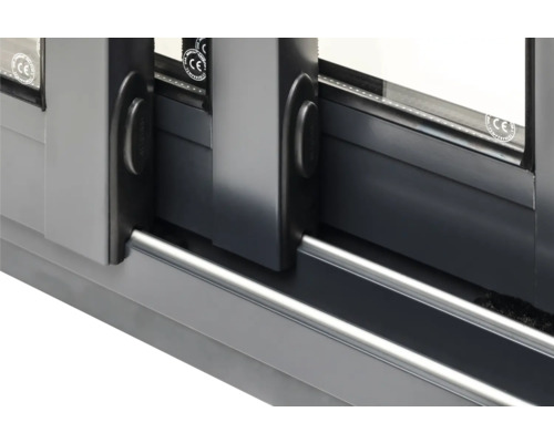 Detaljvy av en grå aluminiumskjutdörr med handtag