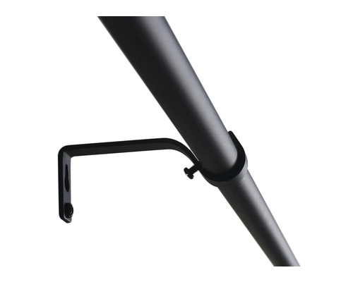 Detalj av en gardinstång med fäste för väggmontering