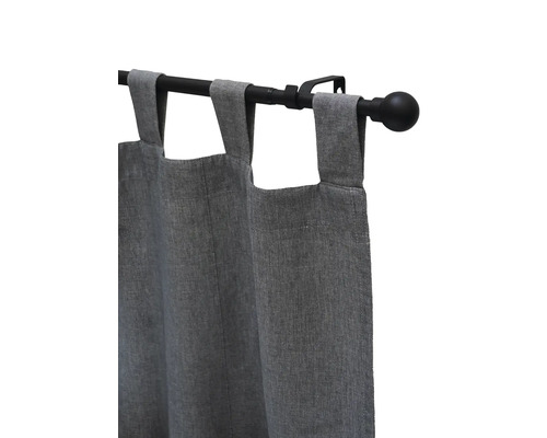 Grå gardin med öglor på en gardinstång