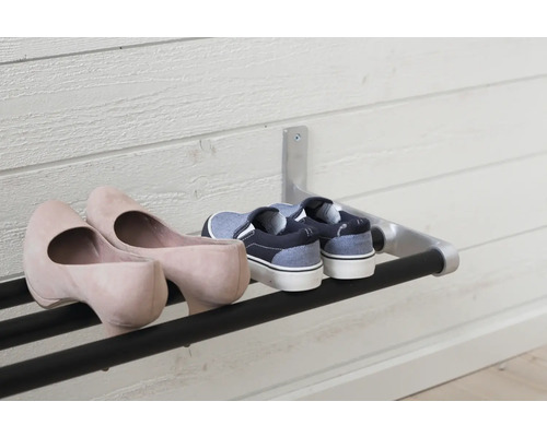 Skohylla med damskor och barnsneakers på en vägg