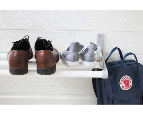 Skohylla med skor och ryggsäck