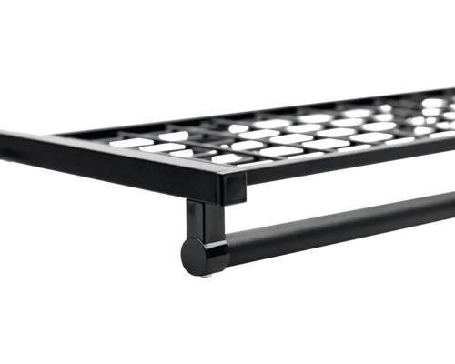 Detaljvy av en svart vägghylla med gallerhylla och handdukshållare