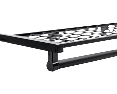 Detaljvy av en svart metallhylla med gallerbotten och handdukshållare