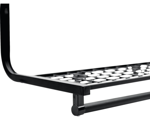 Detaljvy av en svart klädställning med gallerhylla och klädstång