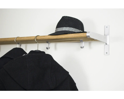 Garderobstång med krokar, jackor och hatt