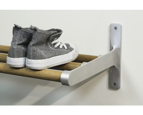Grå gymnastikskor på skohylla för väggmontering