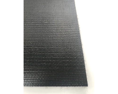 Närbild av en svart halkskyddsmatta med texturerad yta