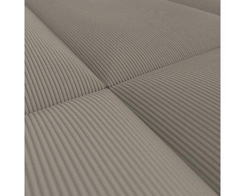 Närbild av en vadderad soffa med sladdtygklädsel