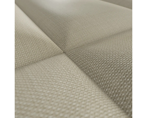 Närbild av en vadderad väggpanel med tygklädsel