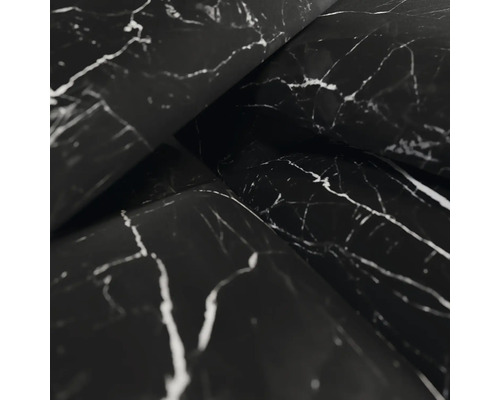 Närbild av rullar med självhäftande möbelfilm i marmorlook