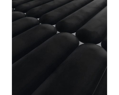 Närbild av många svarta rörisoleringar