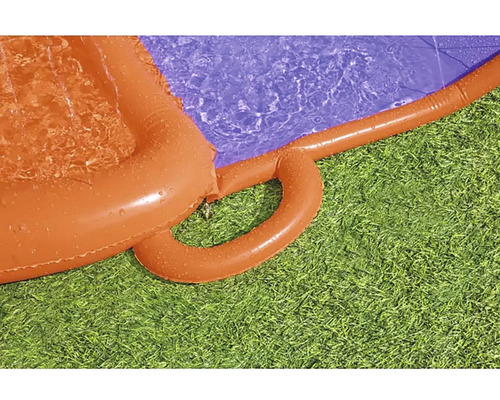 Detalj av en uppblåsbar vattenrutschkana på gräsmatta