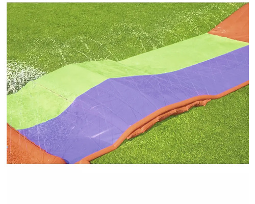 Vattenrutschkana för trädgården på gräs