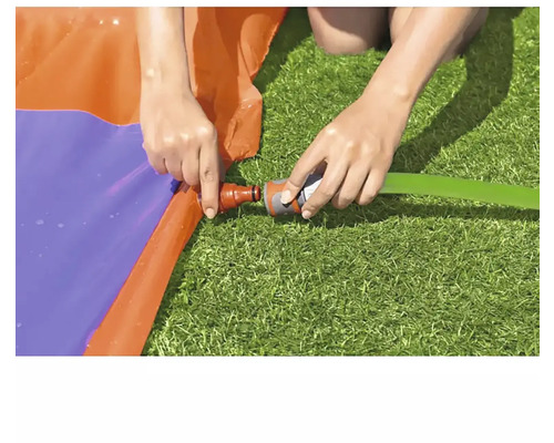 Närbild av en person som ansluter en trädgårdsslang till en vattenrutschbana