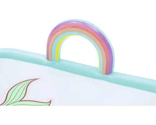 Detaljvy av en bricka med regnbågsmotiv och bladmönster