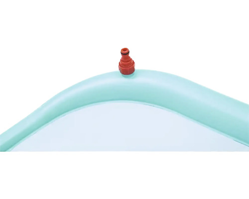 Detaljvy av en plaskdamm med vatten slang anslutning