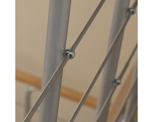 Detaljbild av trappräcke med rostfria stålvajrar