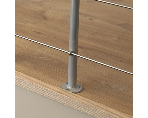 Detaljvy av en trappa med metallräcke