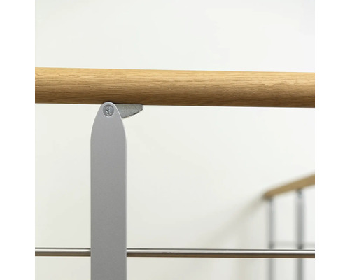 Detaljvy av balettstång med träräcke och metallfäste.