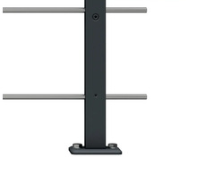 Detaljvy av en balustradstolpe med två tvärstag.